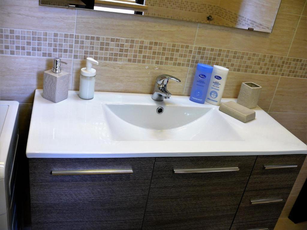RM apartment Messina Luaran gambar